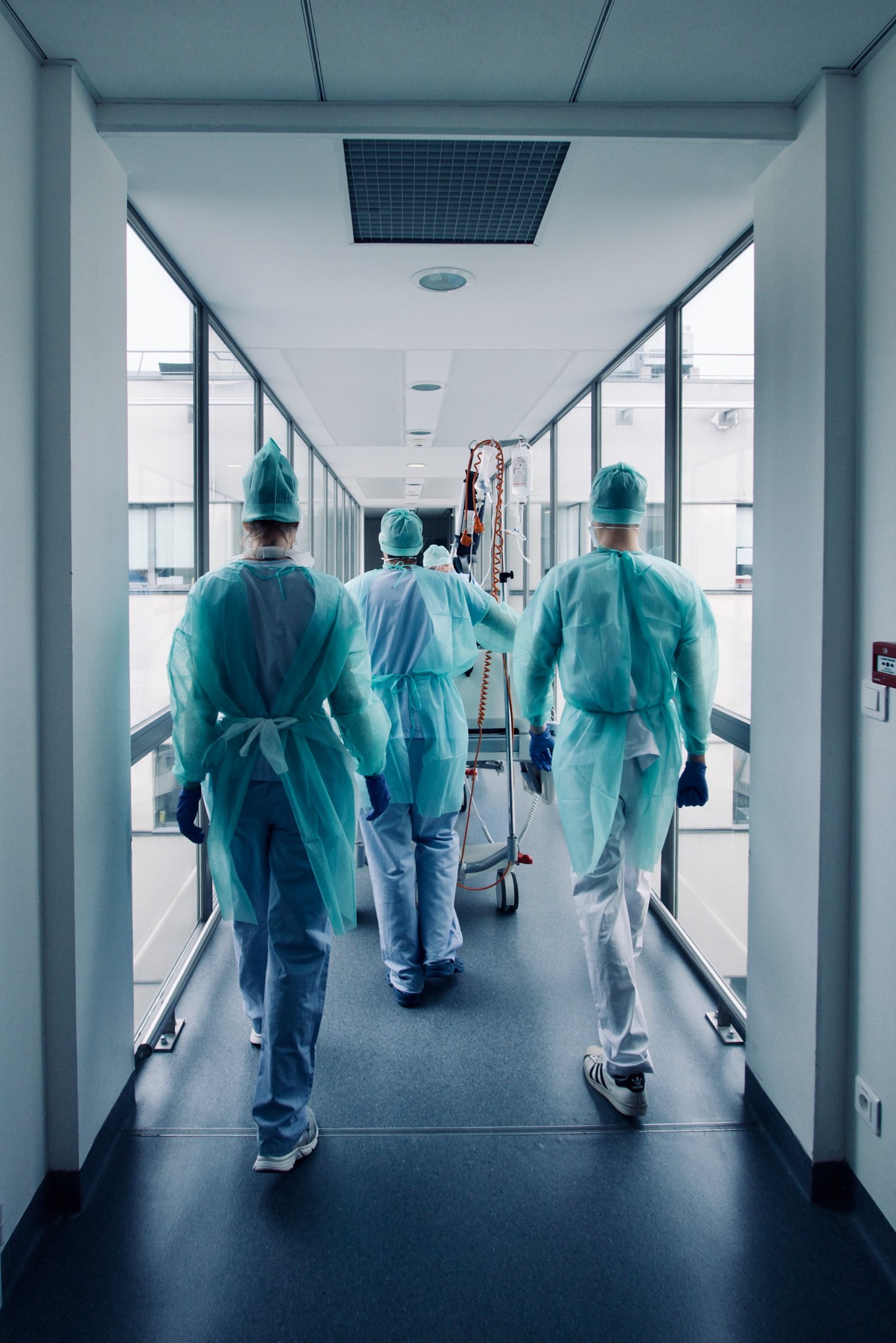 Professionnels du CHU de Toulouse de dos dans un couloir de l'Hôpital de Rangueil